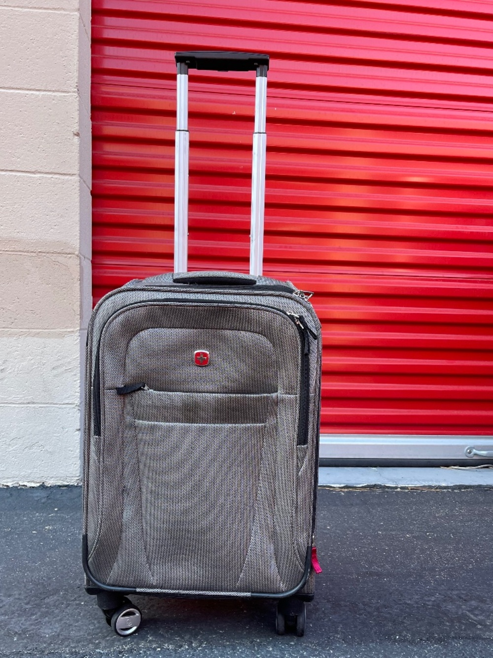 SwissGear Gray Carry-On Spinner Luggage - Lightweight Travel Suitcase